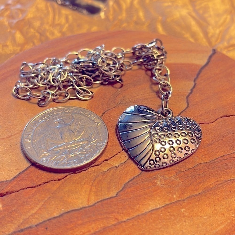 Silver tone heart necklace - Picture 5 of 5